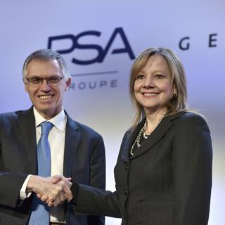 Le directeur du groupe PSA, Carlos Tavares, et la directrice de General Motors, Mary Barra, en conférence de presse le 6 mars 2017 à Paris. [Zacharie Scheurer]