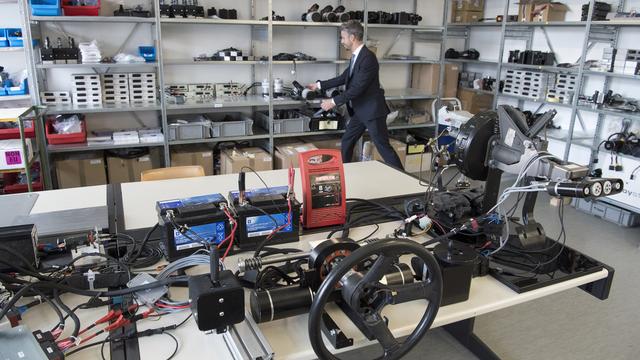 Un ingénieur dans son atelier du parc "Switzerland Innovation" à Bienne. [Lukas Lehmann]