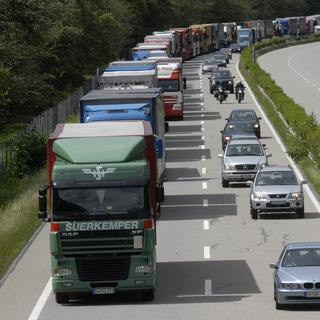 L'Initiative des Alpes demande plus de contrôles des camions en transit. [Ti-Press/Keystone - Davide Agosta]