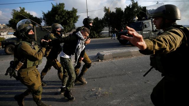 Un jeune palestinien arrêté par des soldats israéliens à Naplouse, en Cisjordanie. [reuters - Mohamad Torokman]