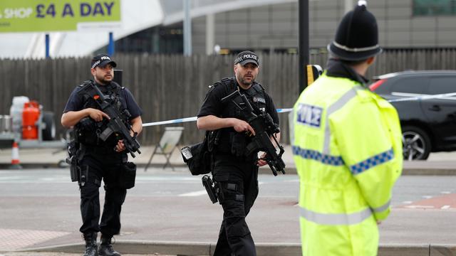 Policiers déployés autour du Manchester Arena, le 24 mai. [Reuters - Peter Nicholls]