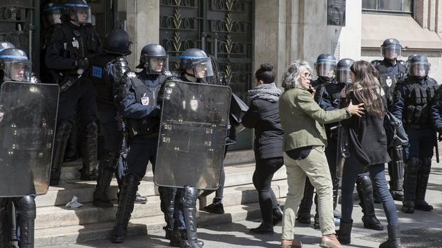 Face-à-face entre manifestants et policiers devant un lycée parisien, ce 27 avril 207. [EPA/ETIENNE LAURENT]