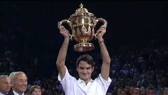 Roger Federer soulève en 2006 sa première coupe du tournoi ATP de Bâle. [RTS]