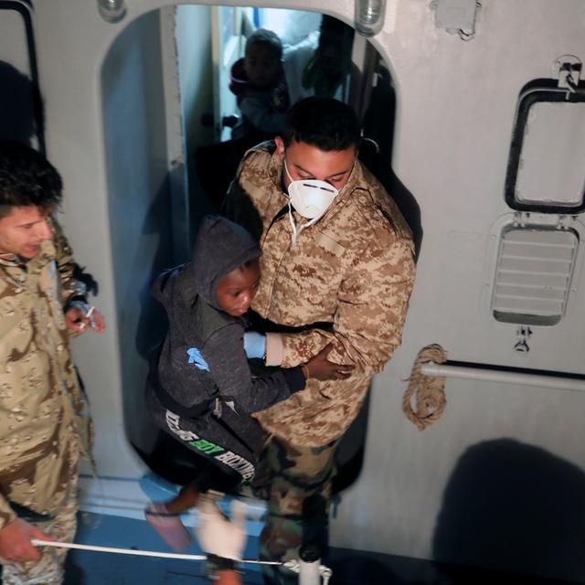 Des gardes-côtes libyens en train de ramener des migrants sains et saufs. [Hani Amara]