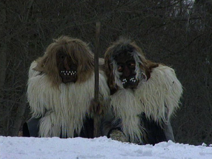 Les masques du Lötschental en 1998. [RTS]