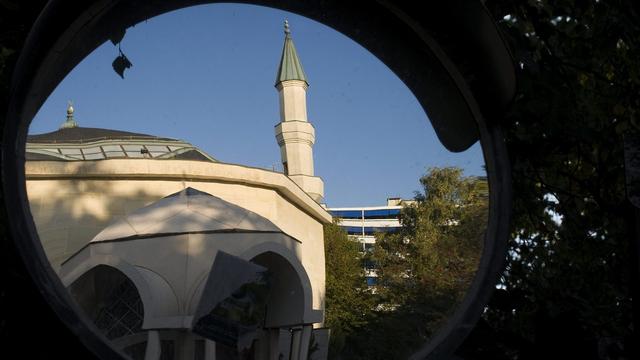 Le reflet dans un miroir du minaret de la mosquée du Petit-Saconnex. [Keystone - Laurent Gillieron]