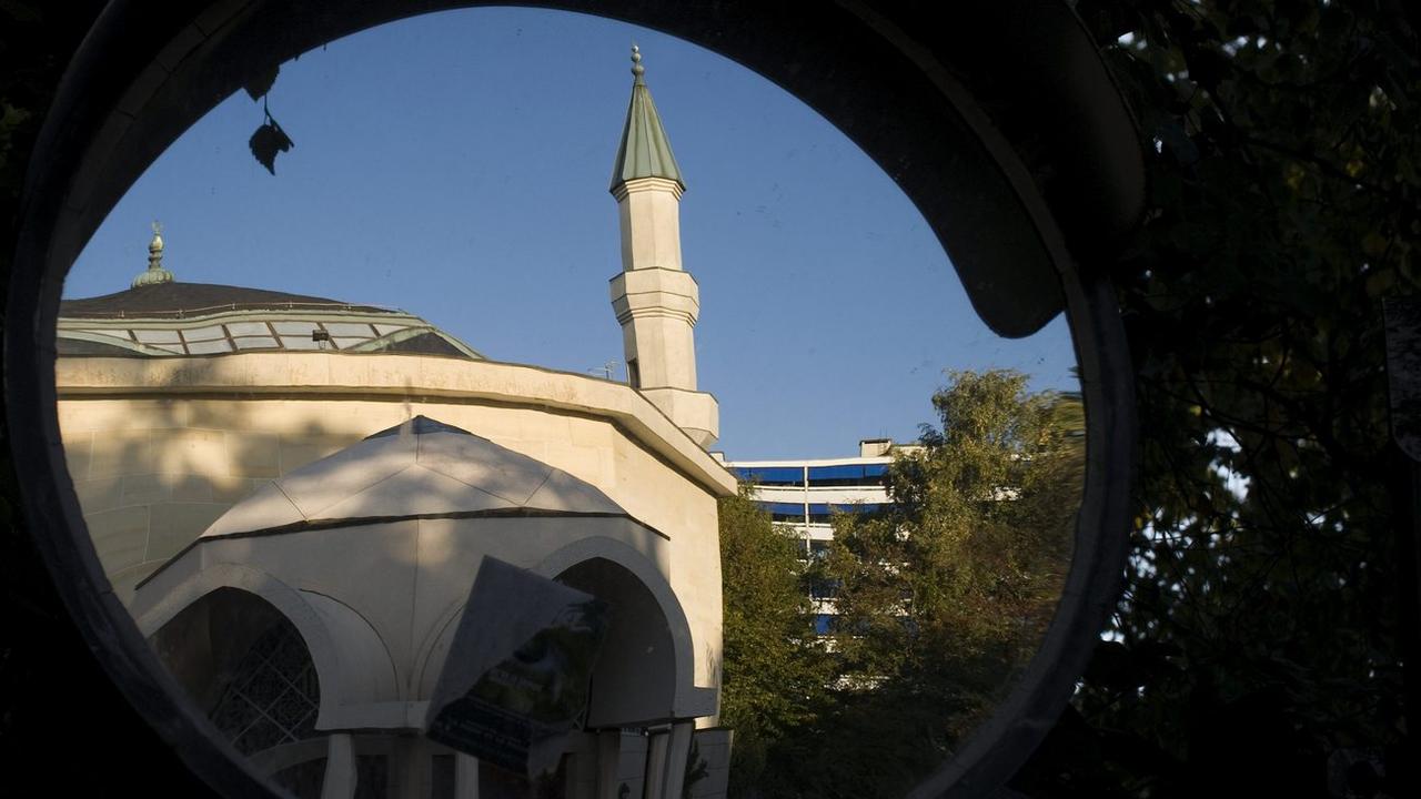 Le reflet dans un miroir du minaret de la mosquée du Petit-Saconnex. [Keystone - Laurent Gillieron]