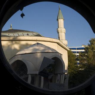 Le reflet dans un miroir du minaret de la mosquée du Petit-Saconnex. [Keystone - Laurent Gillieron]