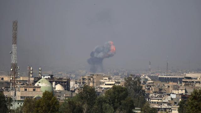 De la fumée se dégage d'un quartier de Mossoul. [AFP - AHMAD GHARABLI]