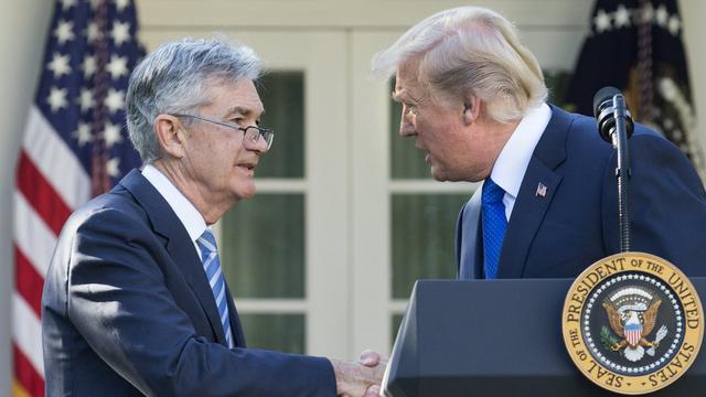 Jerome Powell, à gauche, a été nommé par le président Donald Trump pour présider la Fed. [Keystone - Michael Reynolds]