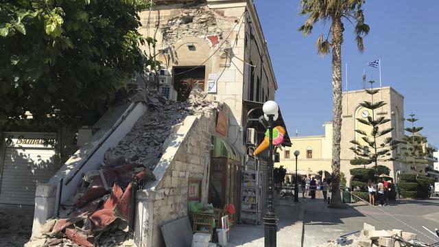 Les images des dégâts en début de matinée en ville de Kos. [Keystone - AP Photo/Michael Probst]