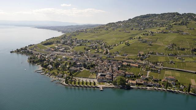 Vue aérienne du village de Cully (VD). [Keystone - Laurent Gilliéron]