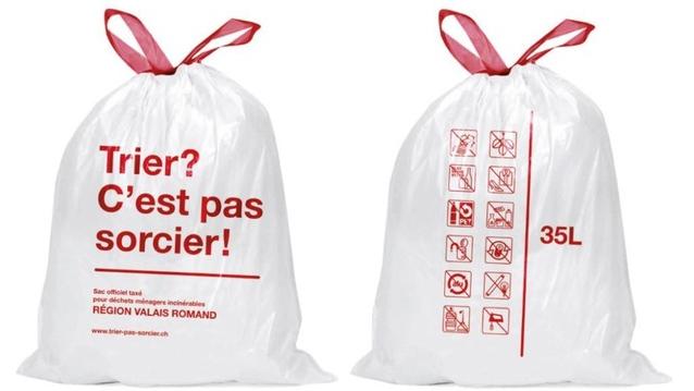 Les sacs poubelles taxés valaisans seront rouge et blanc. [Association Région Valais romand]