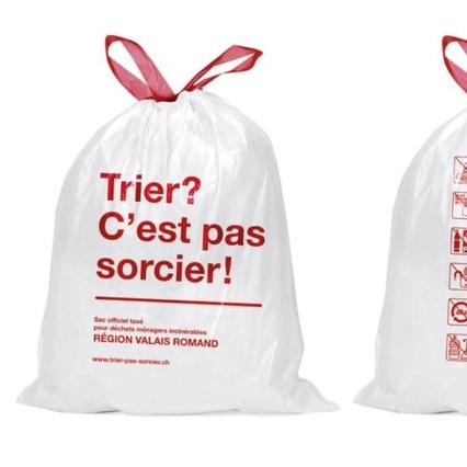 Les sacs poubelles taxés valaisans seront rouge et blanc. [Association Région Valais romand]