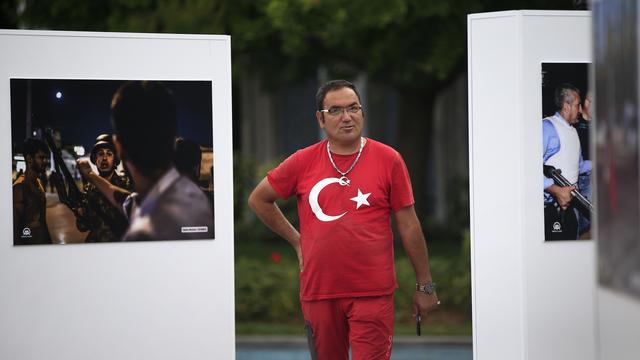 Un homme visite une exposition sur le putsch manqué dans les rues d'Istanbul. [AP Photo/Keystone - Lefteris Pitarakis]