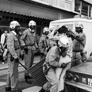 Confrontation entre la police et des manifestants de "Lôzane bouge" en 1980.
Str
Keystone [Str]