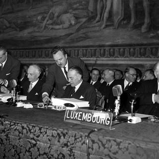 25 mars 1957: deux traités sont signés à Rome par les six pays membres de la CECA. [ANSA/EPA/Keystone]