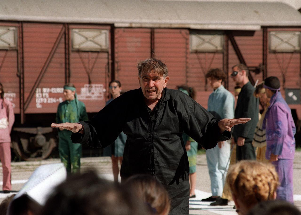 L'acteur Armand Gatti lors d'une performance de "Adam quoi?" à Marseille, en juillet 1993. [AFP - ANNE-CHRISTINE POUJOULAT]