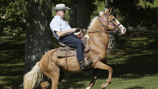 Roy Moore s'est rendu au bureau de vote à cheval. [Keystone - AP Photo/Brynn Anderson]