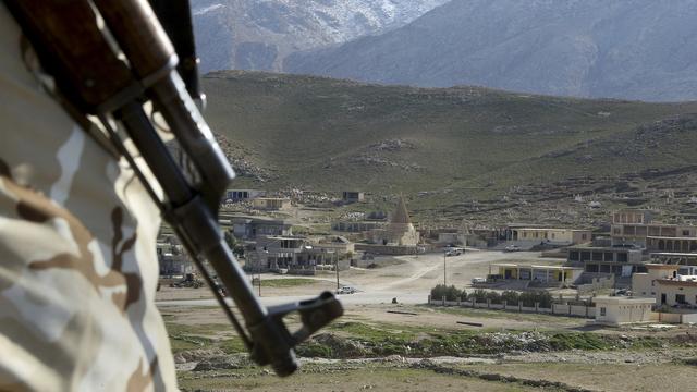 Un combattant yézidi protégeant un temple dans le nord de l'Irak. [AP/Keystone - Seivan Selim]