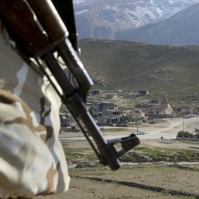 Un combattant yézidi protégeant un temple dans le nord de l'Irak. [AP/Keystone - Seivan Selim]