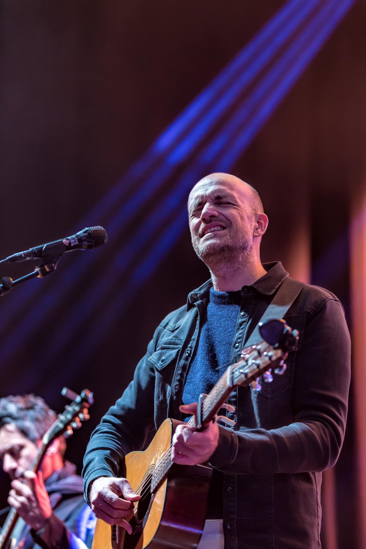 Jérémie Kisling en concert sur la scène de Coeur à Coeur au centre de Lausanne. [RTS - Alexandre Chatton]