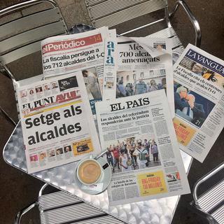 La presse espagnole revient sur les 712 maires indépendantistes visés par la justice. [RTS - Jordan Davis]