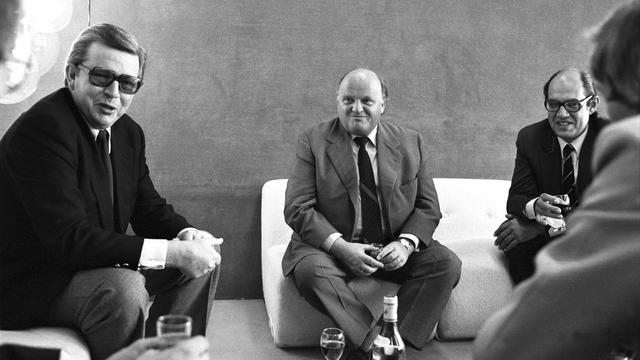 René Schenker (gauche), avec Orst Stein et Guillaume Chenevière en 1980. [RTS]