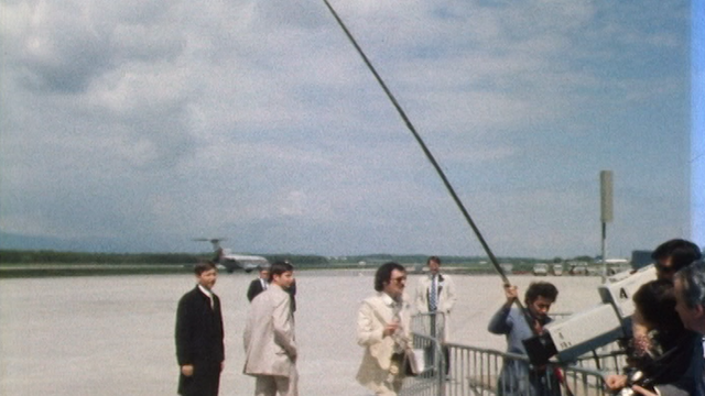 Journalistes sur le tarmac de l'aéroport de Genève en 1977. [RTS]