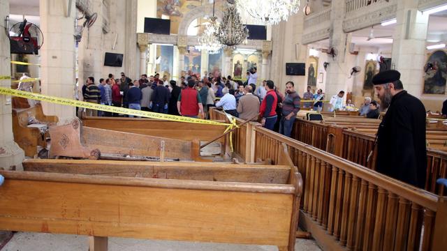 Intérieur de l'église à Tanta, après l'attaque. [epa/keystone - Khaled Elfiqi]