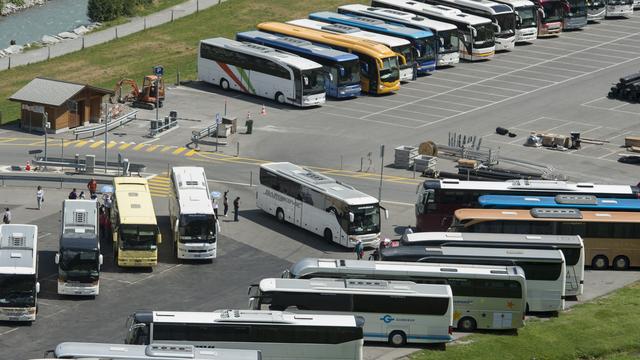 Des autobus sur un parking pour cars en Suisse alémanique. [Keystone - Urs Flueeler]