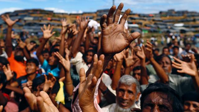 Des réfugiés rohingyas tendant la main pour recevoir de la nourriture dans un camp au Bangladesh. [Reuters - Danish Siddiqui]