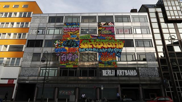 The Haus à Berlin, un lieu insolite pour les arts de la rue. [Keystone - EPA/Felipe Trueba]