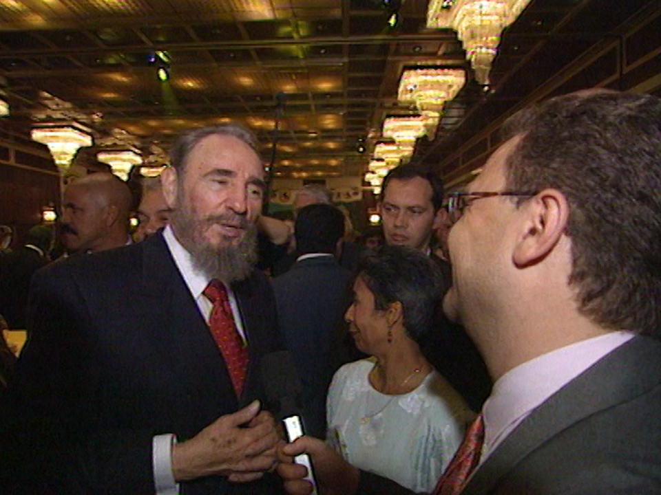 Le dirigeant cubain Fidel Castro au micro d'Abraham Zisyadis en 1998. [RTS]