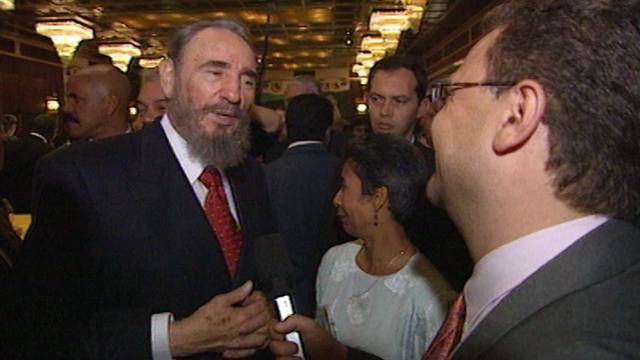 Le dirigeant cubain Fidel Castro au micro d'Abraham Zisyadis en 1998. [RTS]