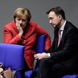 Angela Merkel avec le leader des jeunes de la CDU Paul Ziemiak, 21.11.2017. [EPA/Keystone - Clemens Bilan]