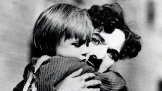 Charlot dans "Le Kid", qui évoque sa propre enfance. [AFP - COLLECTION CHRISTOPHEL © Charles Chaplin Productions]