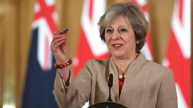 Theresa May va vanter les mérites de la globalisation et du libre-échange à Davos. [Pool/EPA/Keystone - Facundo Arrizabalaga]