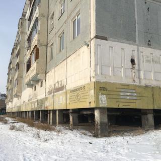A Yakoutsk, les bâtiments sont construits sur pilotis pour éviter de s'écrouler par la fonte du pergélisol.
Bastien Confino
RTS [RTS - Bastien Confino]