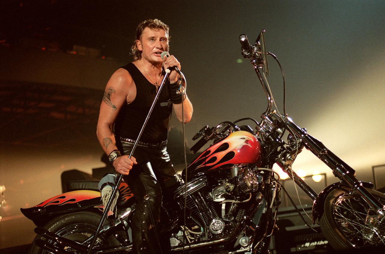 Le chanteur de rock et acteur français Johnny Hallyday se produit sur la scène du Palais Omnisport de Paris-Bercy (POPB), le 15 septembre 1992. [AFP - FRANCOIS XAVIER MARIT]