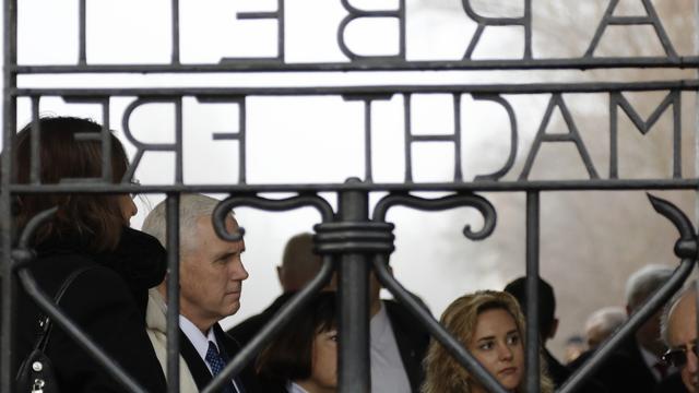 Mike Pence, avec sa famille, en visite au camp de Dachau, près de Munich, le 19.02.2017. [Keystone - Matthias Schrader]