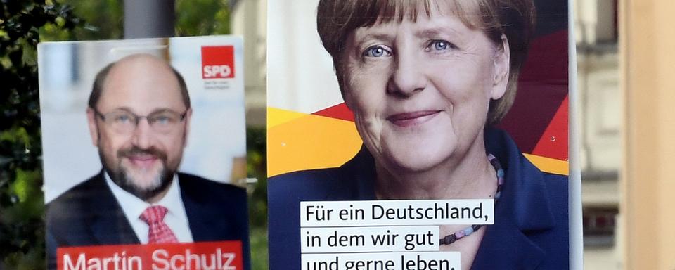 Les affiches pour Angela Merkel et Martin Schulz. [Keystone - DPA/Britta Pederse]