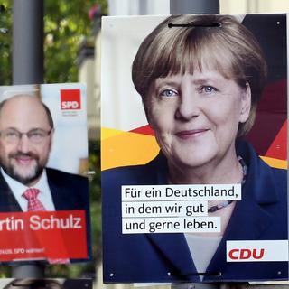 Les affiches pour Angela Merkel et Martin Schulz. [Keystone - DPA/Britta Pederse]
