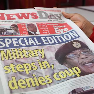 La Une d'un journal local consacrée à la détention du président Mugabe au Zimbabwe. [EPA/Keystone - Aaron Ufumeli]