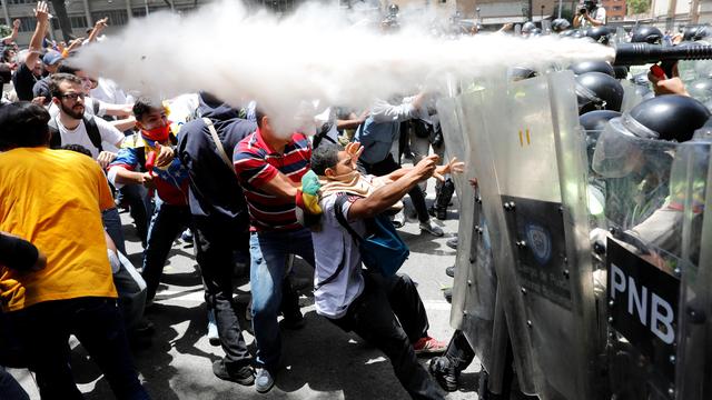 Les accrochages se sont multipliés à Caracas entre forces de l'ordre et manifestants. [Reuters - Carlos Garcia Rawlins]