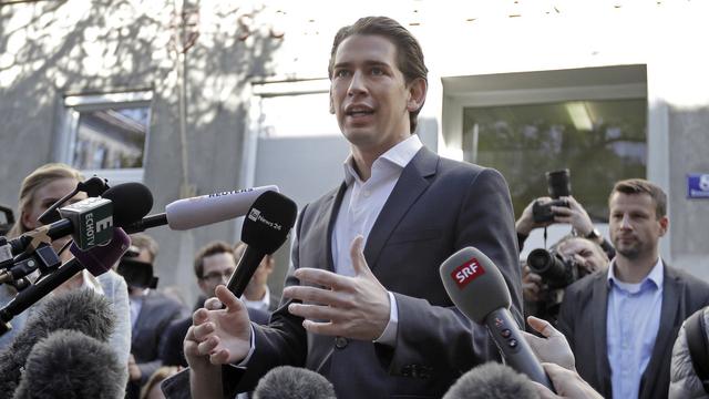 Le conservateur Sebastian Kurz, 31 ans, peu après avoir déposé son bulletin dans l'urne le 15 octobre 2017. [AP Photo - AFP - Matthias Schrader]