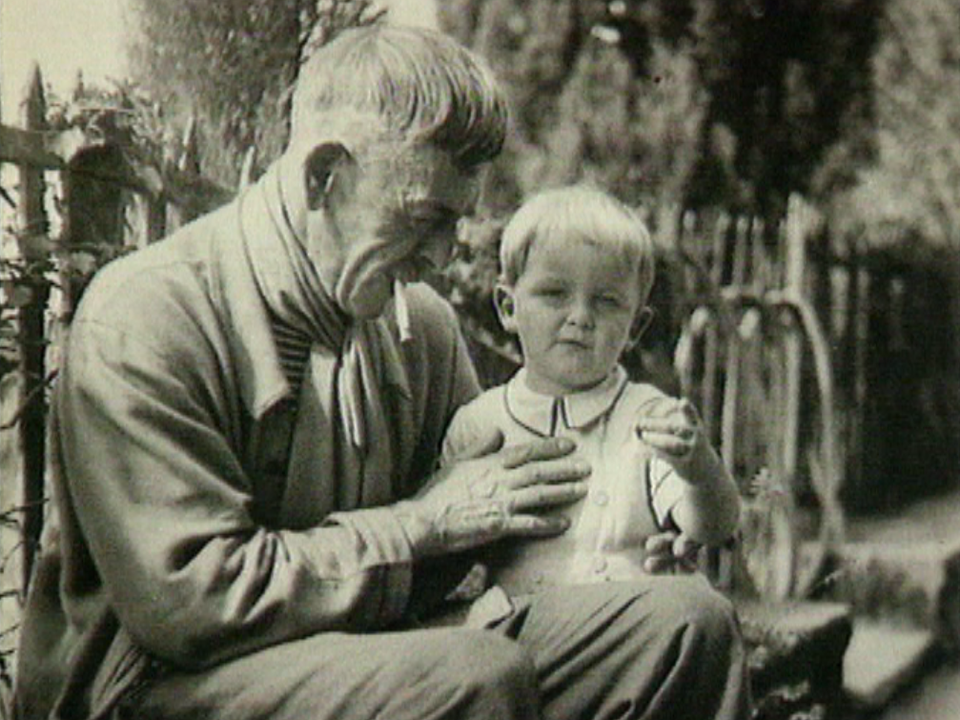 Ramuz et son petit fils Guido, dit "Monsieur Paul". [RTS]