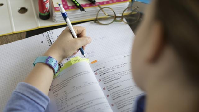 Une jeune fille qui révise dans une classe (photo prétexte). [Keystone - Gaëtan Bally]