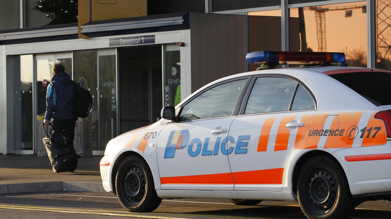 Une voiture de la Police genevois devant l'aéroport de Cointrin (image d'illustration). [Reuters - Pierre Albouy]