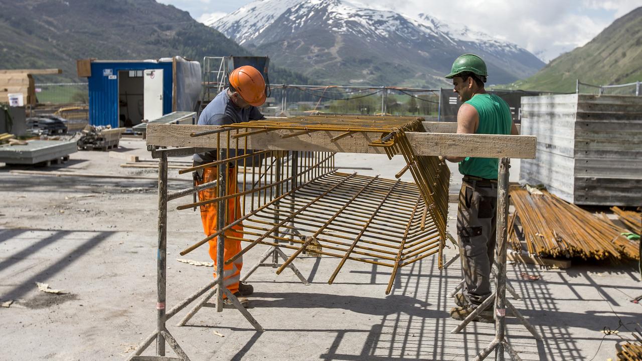 Des ouvriers sur un chantier à Andermatt. [Keystone - Alexandra Wey]